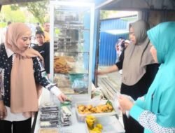 Borong Takjil Zulkanein dan Istri bagi-bagi ke Warga