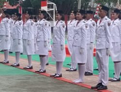 Sepatu Terlepas, Tak Surutkan Semangat Elsa Tuntaskan Pengibaran Bendera di Tanimbar