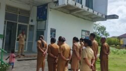 Kapus Romean, saat memberikan Apel Pagi di halaman Kantor Puskesmas.
