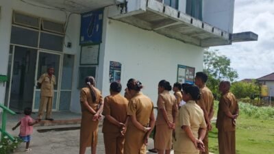 Kapus Romean, saat memberikan Apel Pagi di halaman Kantor Puskesmas.