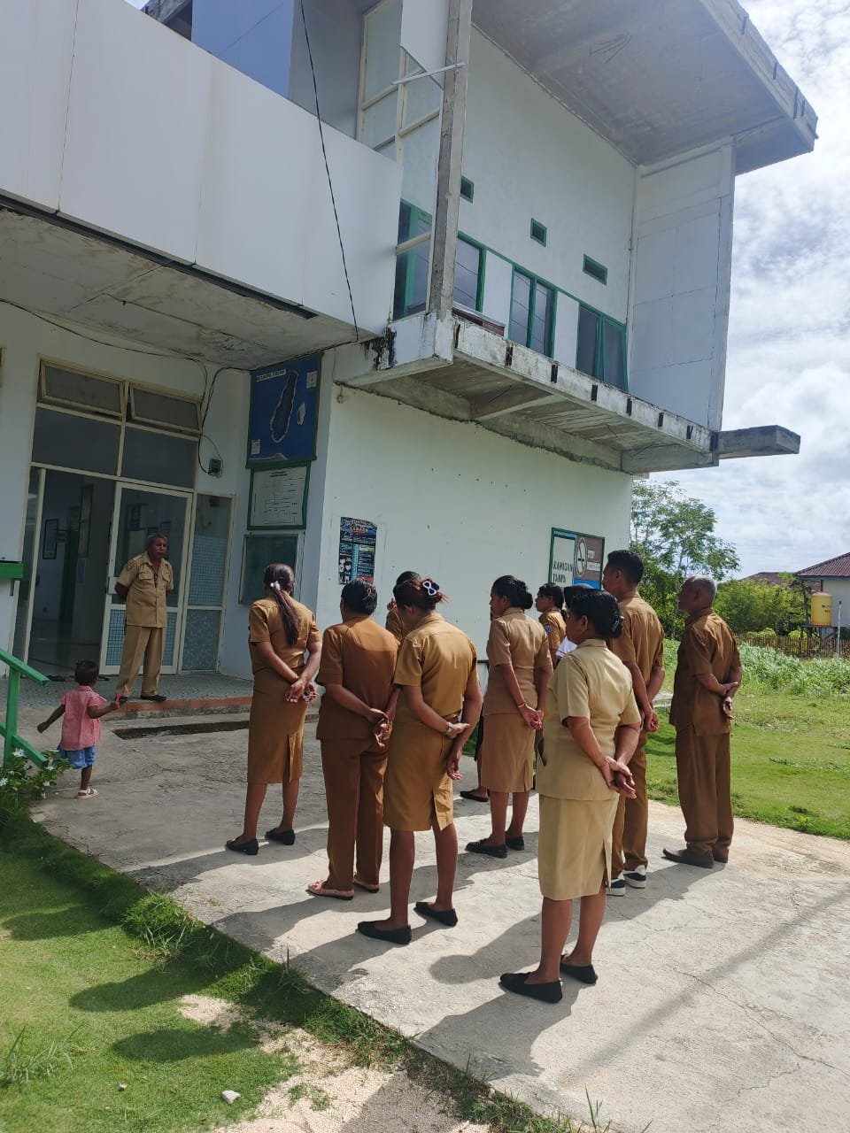 Kapus Romean, saat memberikan Apel Pagi di halaman Kantor Puskesmas.
