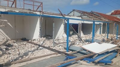 Tiga Tahun Tertunda, Tujuh Lapak di Pasar Larat Akhirnya Dibongkar Satpol PP