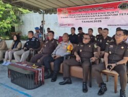 Wakapolres Kepulauan Tanimbar Saksikan Pemusnahan Barang Bukti dari 22 Kasus Pidana