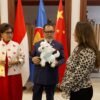 Presenter CGTN Ioana Gomoi, Beri Kejutan Hangat untuk Dubes Djauhari di Siaran Langsung Beijing