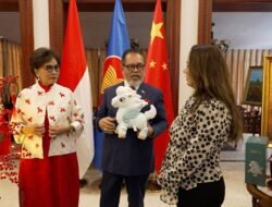 Presenter CGTN Ioana Gomoi, Beri Kejutan Hangat untuk Dubes Djauhari di Siaran Langsung Beijing