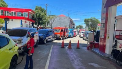 Antrean BBM Mengular di Ambon, Warga Menjerit di Tengah Klaim “Stok Aman“