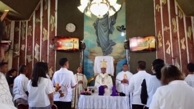 Kamis Putih di Balik Jeruji: Uskup Seno Ngutra Hidupkan Harapan dan Iman Warga Binaan Rutan Ambon