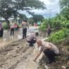 Respons Cepat Keluhan Warga, Kapolres SBT Turun Langsung Pimpin Perbaikan Jalan Rusak