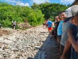 Warga Belakang PN Saumlaki Turun Tangan: Jalan Becek dan Banjir Ditambal Swadaya